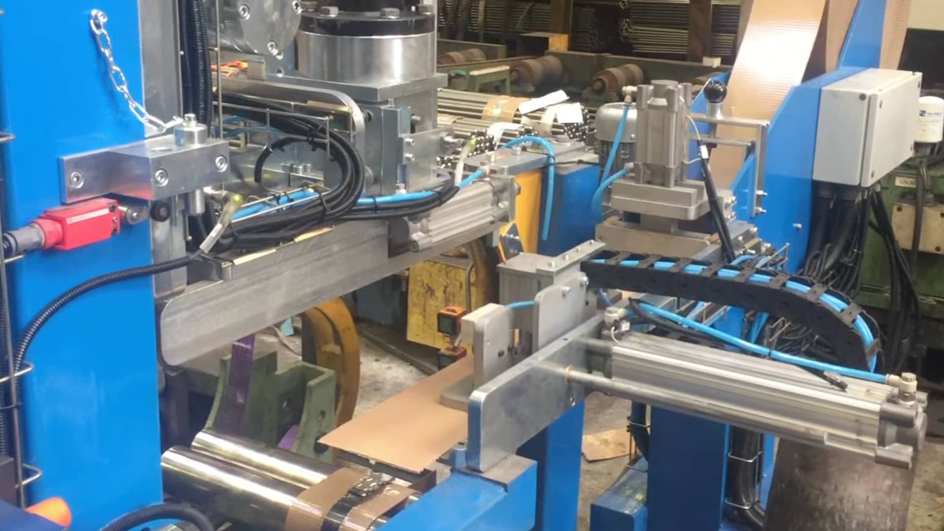 Sistema de introducción de consumibles de cartón de Saizar Strapping Machine S.L.