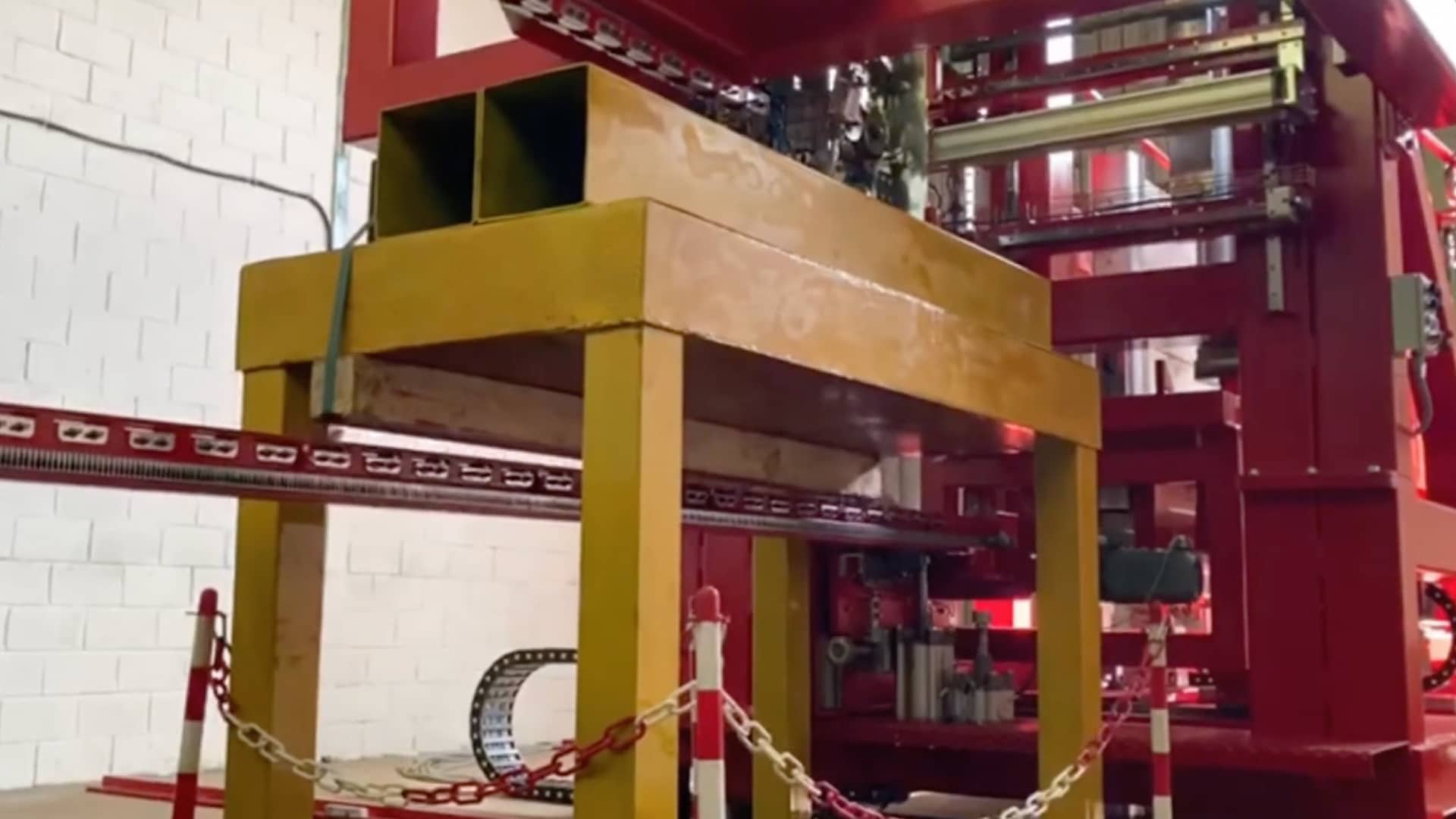 Sistema de introducción de consumibles de tacos de madera de Saizar Strapping Machine S.L.