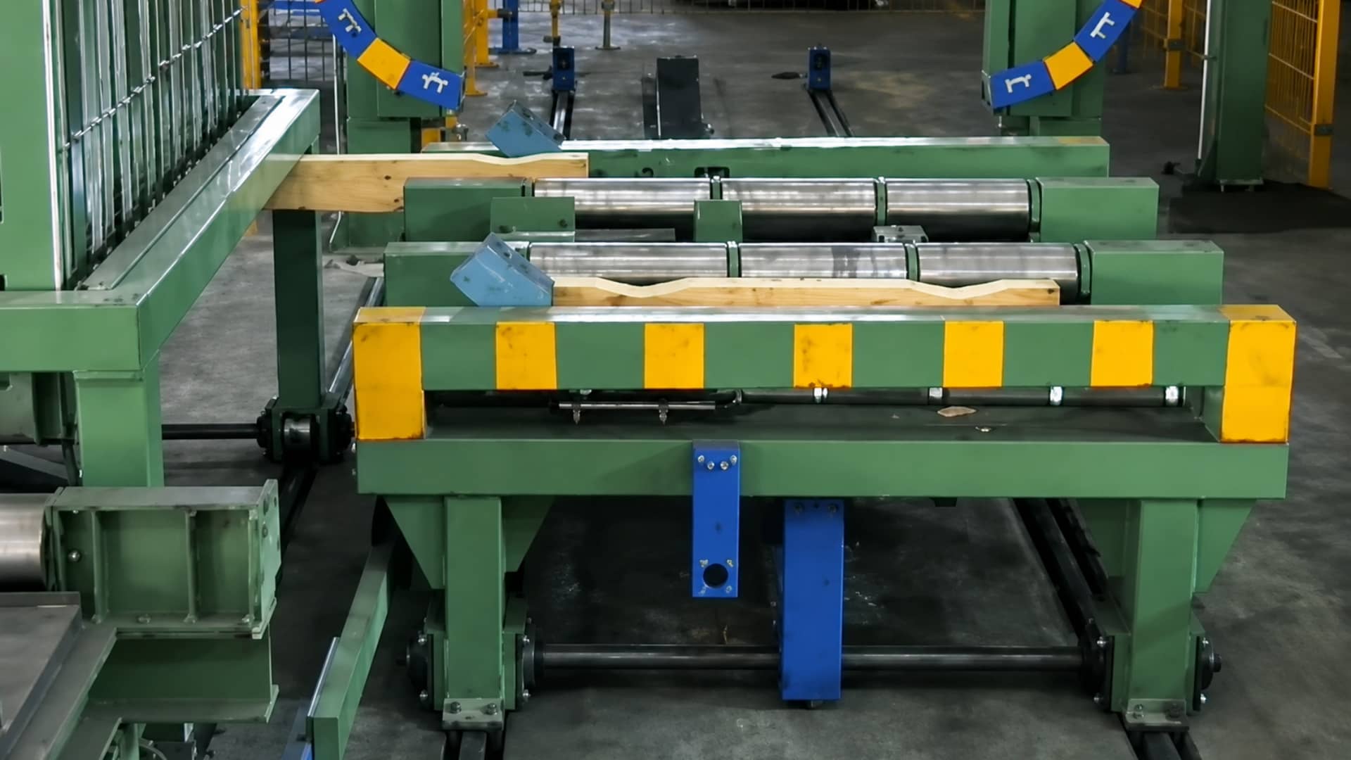 Sistema de introducción de consumibles de tacos de madera de Saizar Strapping Machine S.L.