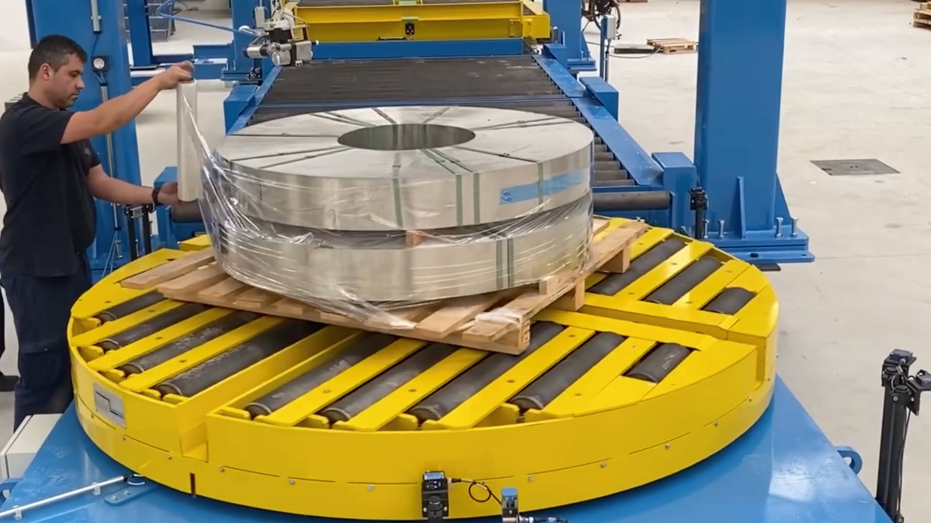 Mesa de flejado con sistema de giro integrado de Saizar Strapping Machines S.L.