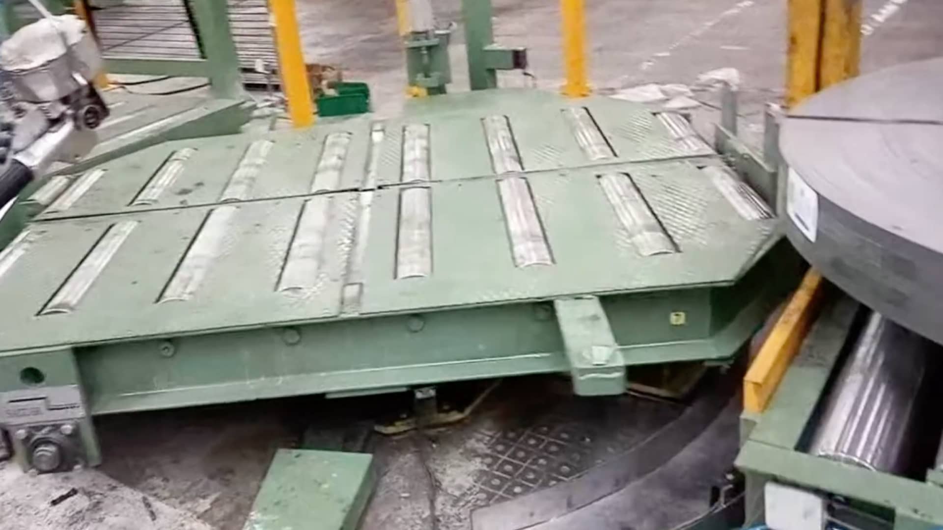 Mesa de flejado con sistema de giro integrado de Saizar Strapping Machines S.L.
