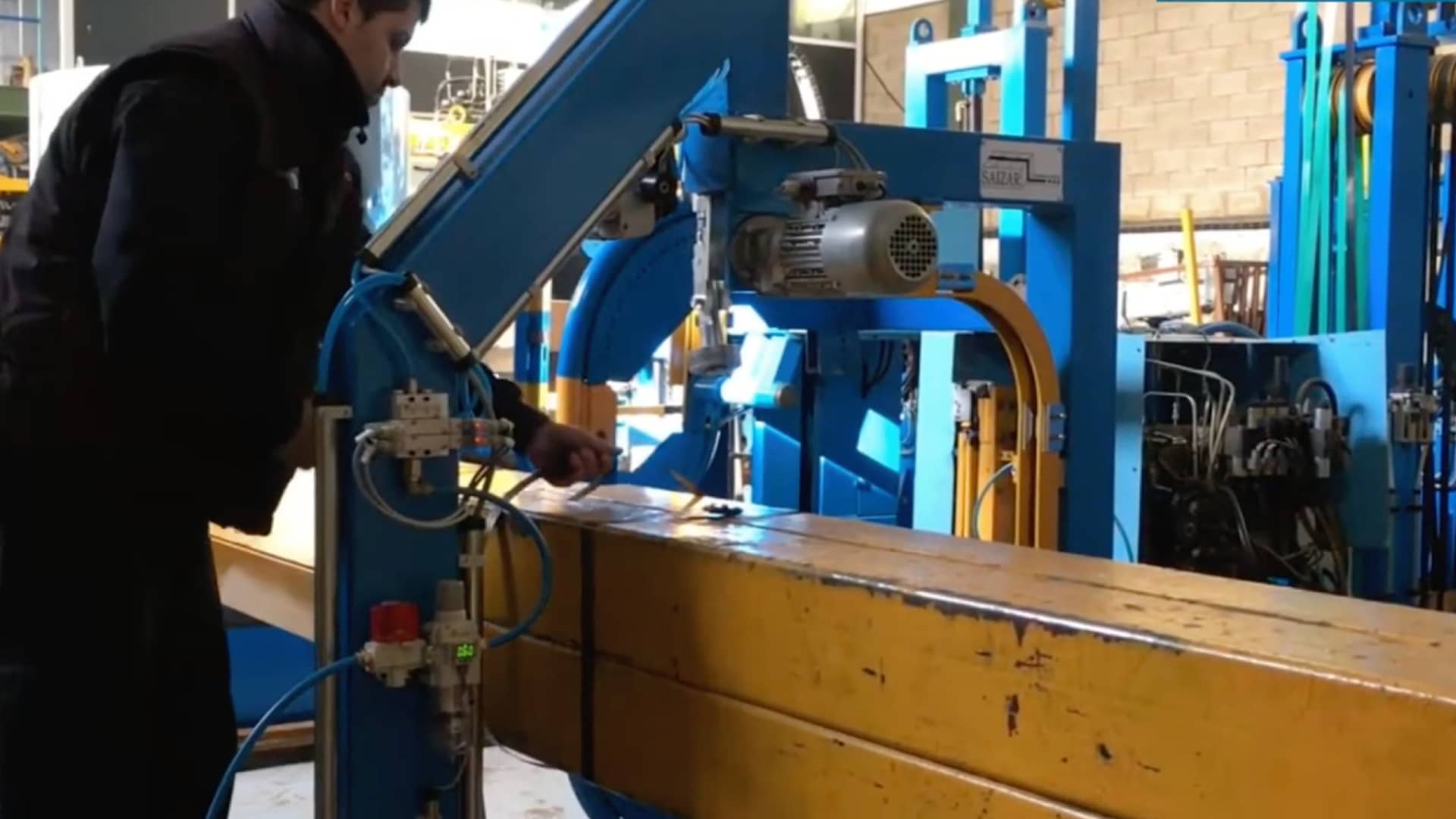 Flejadora semi-automática de Saizar Strapping Machines SL