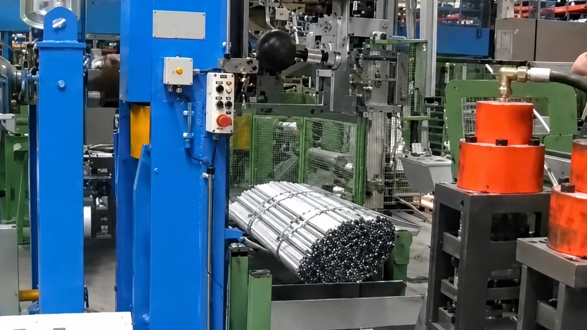 Línea automática para el flejado de perfiles de SAIZAR